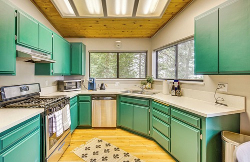 Arrowhead Villas House | 2 Mi to Lake Arrowhead: Treetop Retreat w/Deck