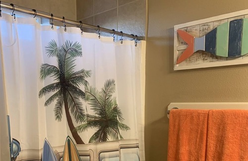 Corpus Christi House | 2 MINUTE DRIVE TO THE BEACH. End unit overlooking the Gulf and pool.