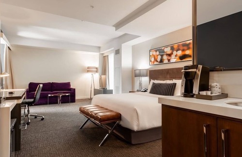 Near North Side Hotel | 2 Relaxing Rooms with Rooftop Lounge & City Views of Chicago