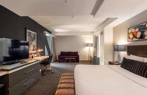 Near North Side Hotel | 2 Relaxing Rooms with Rooftop Lounge & City Views of Chicago