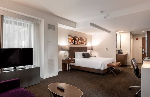 Near North Side Hotel | 2 Relaxing Rooms with Rooftop Lounge & City Views of Chicago