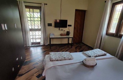 Jabalpur Other | 2 room guesthouse in a charming 44000 sq ft farmhouse in wonderful Jabalpur