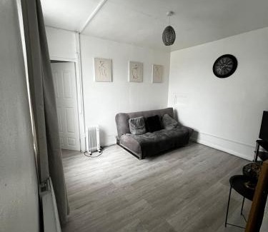 Bordesley Apartment | 2 room newly furnished flat in Birmingham city centre, free parking !