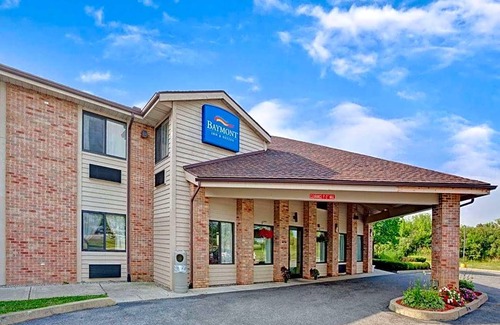 Monroe Hotel | 2-Star Hotel ∙ Baymont by Wyndham Monroe
