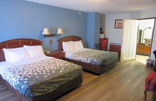 Manitou Springs Hotel | 2-Star Hotel ∙ Econo Lodge Inn & Suites