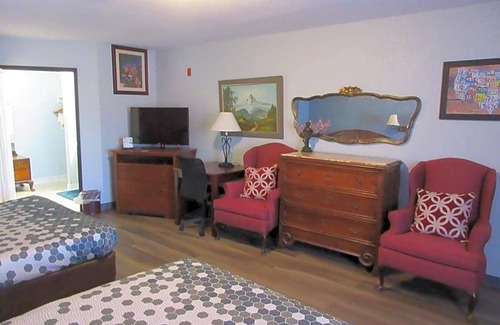 Manitou Springs Hotel | 2-Star Hotel ∙ Econo Lodge Inn & Suites