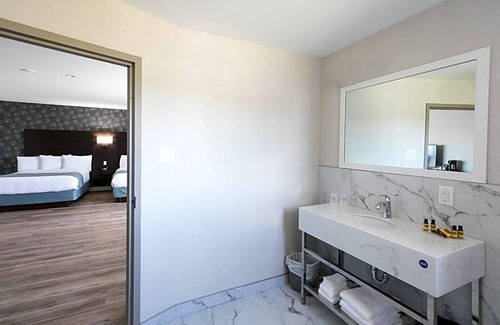 Pointe-aux-Trembles Hotel | 2-Star Hotel ∙ Best Western Plus Montreal East