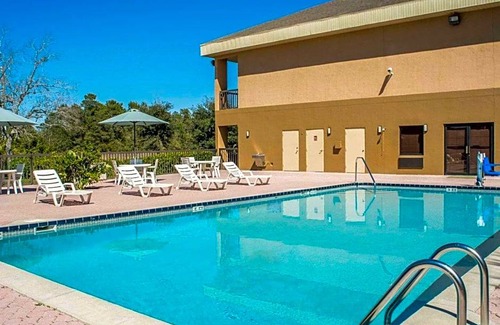 North Weeki Wachee Hotel | 2-Star Hotel ∙ Quality Inn - Weeki Wachee