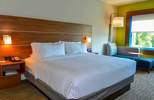 University Place Hotel | 2-Star Hotel ∙ Holiday Inn Express & Suites - Charlotte NE - University Area, an IHG Hotel
