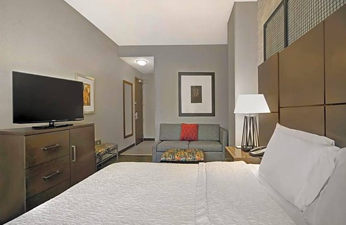 Museum District Hotel | 2-Star Hotel ∙ Hampton Inn and Suites Austin University Capitol