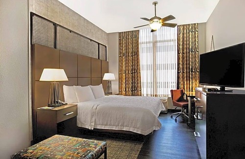 Museum District Hotel | 2-Star Hotel ∙ Hampton Inn and Suites Austin University Capitol