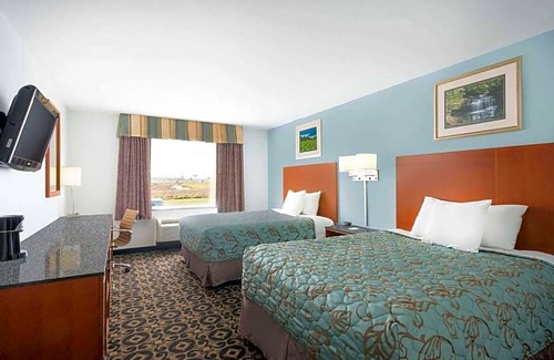 Evans Mills Hotel | 2-Star Hotel ∙ Days Inn by Wyndham Evans Mills/Fort Drum