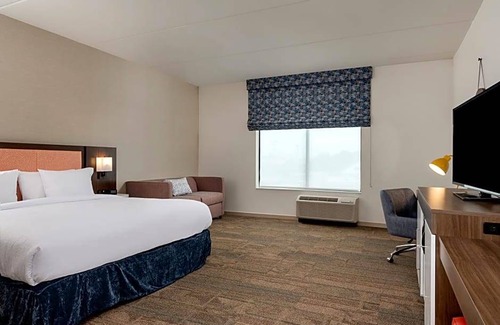 Baltimore Hotel | 2-Star Hotel ∙ Hampton Inn Baltimore Bayview Campus