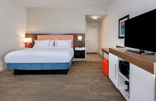 Baltimore Hotel | 2-Star Hotel ∙ Hampton Inn Baltimore Bayview Campus