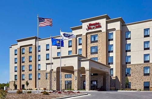 Franklin Hotel | 2-Star Hotel ∙ Hampton Inn & Suites Milwaukee/Franklin