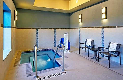 Franklin Hotel | 2-Star Hotel ∙ Hampton Inn & Suites Milwaukee/Franklin