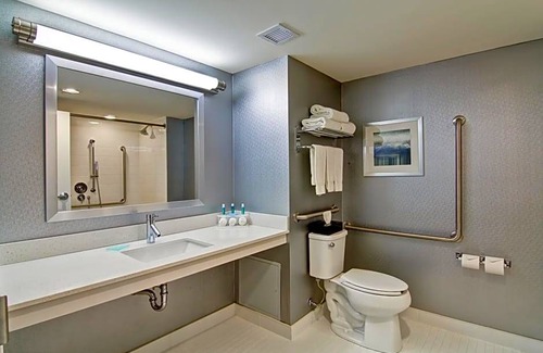 Durham Region Hotel | 2-Star Hotel ∙ Holiday Inn Express & Suites Oshawa Downtown - Toronto Area, an IHG Hotel
