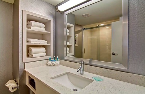 Durham Region Hotel | 2-Star Hotel ∙ Holiday Inn Express & Suites Oshawa Downtown - Toronto Area, an IHG Hotel