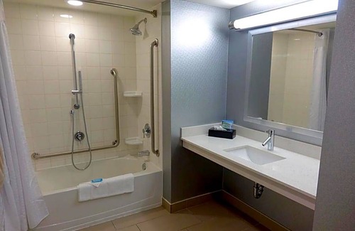 Durham Region Hotel | 2-Star Hotel ∙ Holiday Inn Express & Suites Oshawa Downtown - Toronto Area, an IHG Hotel