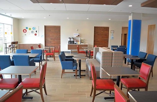 Umstead Hotel | 2-Star Hotel ∙ Holiday Inn Express & Suites Raleigh Airport - Brier Creek, an IHG Hotel