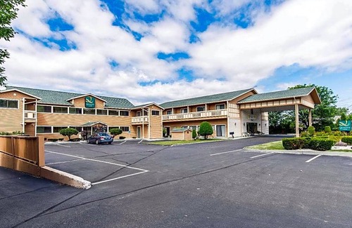 Shelburne Hotel | 2-Star Hotel ∙ Quality Inn Shelburne - Burlington