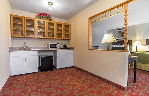 Shelburne Hotel | 2-Star Hotel ∙ Quality Inn Shelburne - Burlington