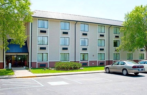 Wayne Hotel | 2-Star Hotel ∙ Ramada by Wyndham Indianapolis Speedway