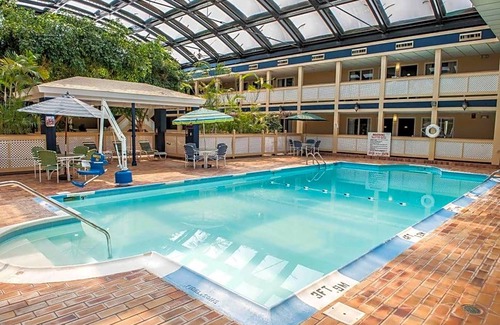 Wayne Hotel | 2-Star Hotel ∙ Ramada by Wyndham Indianapolis Speedway