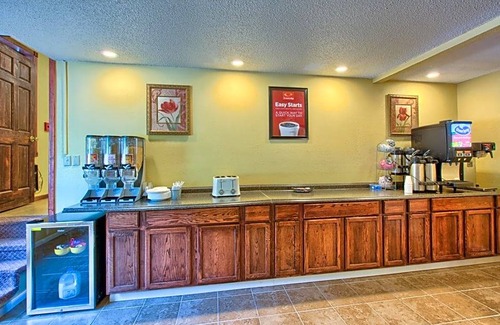 Whitehall Hotel | 2-Star Hotel ∙ Rodeway Inn