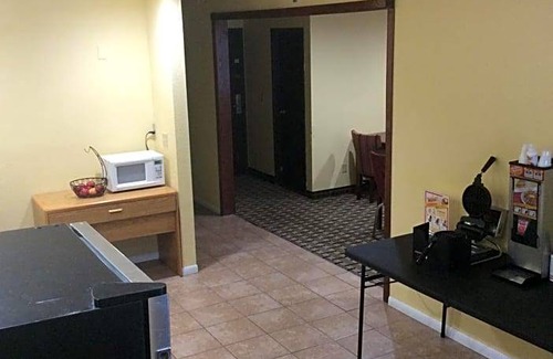 Whitehall Hotel | 2-Star Hotel ∙ Rodeway Inn
