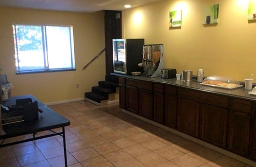 Whitehall Hotel | 2-Star Hotel ∙ Rodeway Inn