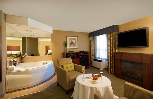 Durham Region Hotel | 2-Star Hotel ∙ Travelodge by Wyndham Oshawa Whitby