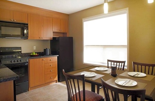 Durham Region Hotel | 2-Star Hotel ∙ Travelodge by Wyndham Oshawa Whitby