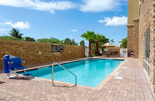 Pompano Isles Hotel | 2-Star Hotel ∙ Hampton Inn Fort Lauderdale Pompano Beach