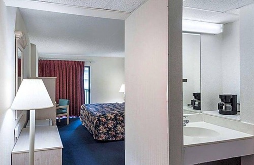 Rehoboth Beach Hotel | 2-Star Hotel ∙ Econo Lodge Inn & Suites - Rehoboth Beach