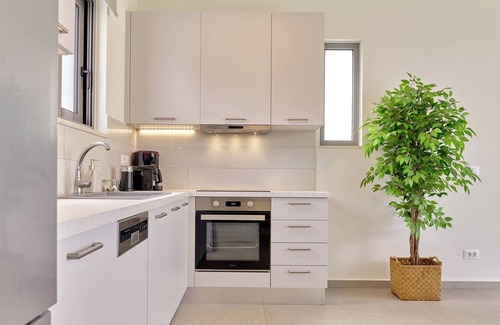 Pyrgos Psilonerou Villa | 2 steps Maleme beach & Restaurants/Supermarkets/New built villa/NO car needed
