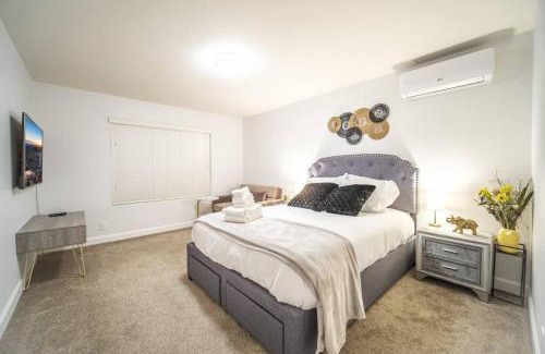 Walnut Apartment | 2 TVs - Vaulted Ceiling - Private Kitchen & Entrance