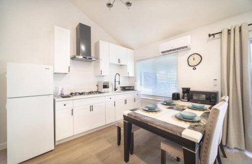 Walnut Apartment | 2 TVs - Vaulted Ceiling - Private Kitchen & Entrance
