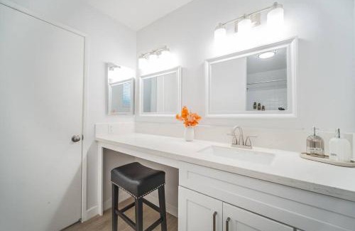 Walnut Apartment | 2 TVs - Vaulted Ceiling - Private Kitchen & Entrance
