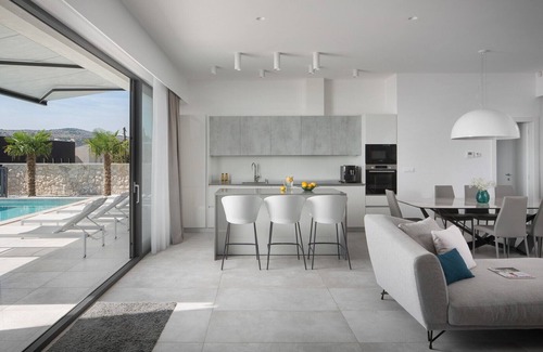 Seget Vranjica Villa | 200 meters from the beach, chic home with a heated pool, gym, and play area with a PS4, two bikes, table tennis, and breathtaking views of the island and sea
