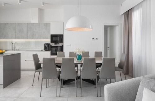 Seget Vranjica Villa | 200 meters from the beach, chic home with a heated pool, gym, and play area with a PS4, two bikes, table tennis, and breathtaking views of the island and sea