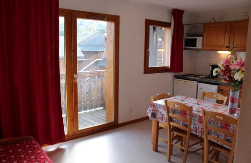 Saint-Etienne-en-Devoluy Apartment | 200m from resort center, 7th floor, view mountain, balcony, parking, tv, ski locker, 21m²