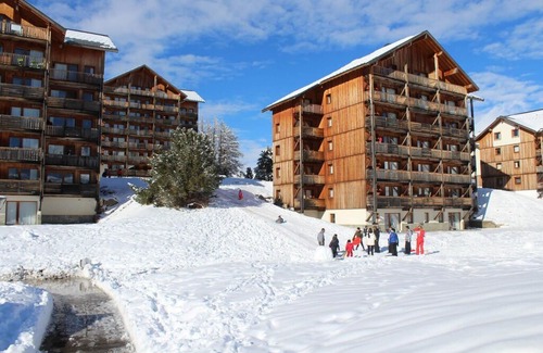 Saint-Etienne-en-Devoluy Apartment | 200m from resort center, 7th floor, view mountain, balcony, parking, tv, ski locker, 21m²