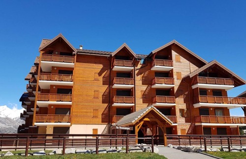 La Joue du Loup Apartment | 200m from ski slopes, 2nd floor, view ski slopes, balcony, tv, ski locker, 36m², La Joue du Loup