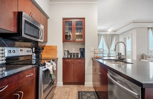 Haysboro Apartment | 21st-Floor Penthouse City & Mountain Views