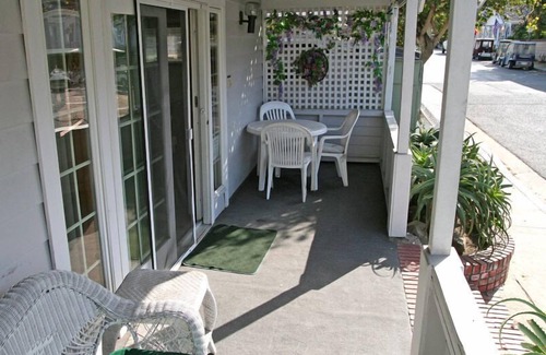 Avalon House | 242CL: Budget-friendly Catalina Cottage + Vaulted Ceilings + Front Porch