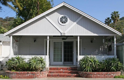 Avalon House | 242CL: Budget-friendly Catalina Cottage + Vaulted Ceilings + Front Porch