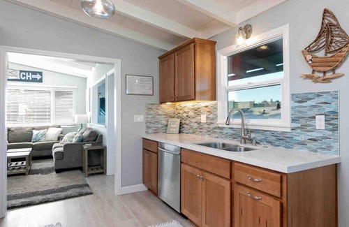 Pierpont Bay House | 25% Off Oct! Walk To Beach, Beautiful Ocean Views