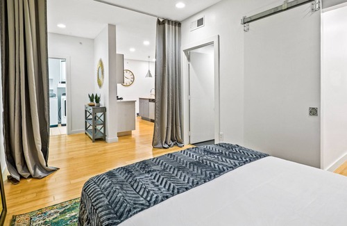 Cedars Condo | 2b/1b Modern Condo