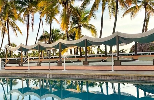 Mid Beach Apartment | 2bd Oceanfront Ste OceanView w/balcony, Pool, nearby dining, beach access